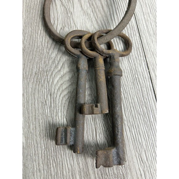 Vintage Cast Iron Skeleton Keys (3) On Key Ring For Prop or Display - Picture 5 of 8